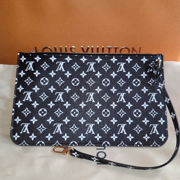 Louis Vuitton Jungle Giant Flower Monogram Pochette Wristlet from Neverfull Bag. - Picture 1 of 13